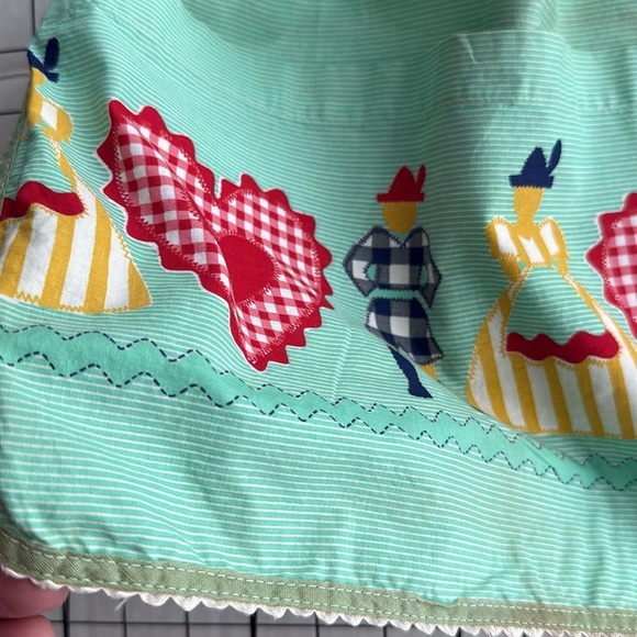 Vintage 1950s Novelty Apron – Mint Green with Gingham Hearts & Folk Dancers - Picture 11 of 15